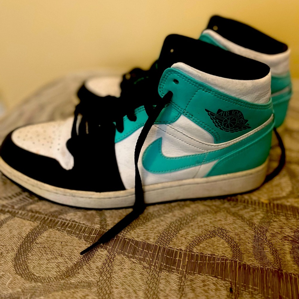 These are air jordans 1 black white and cyan size 11